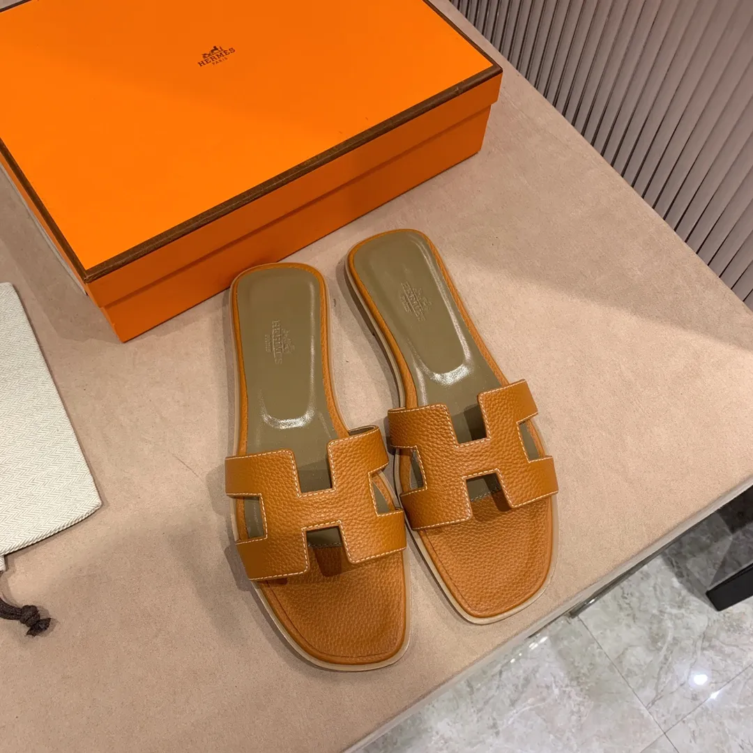 👟👟Ex-factory price 480👟👟 Litchi pattern cowhide series Newly revised version (Hermès) Packaging upgrade, version workmanship and material upgrade Hermes The highest version of handmade shoes in the market Top product Hermès H slippers Flat slippers —————————— The most classic, real handmade shoes, even the number of stitches is the same as the original version, purely handmade by masters The highest version in the industry Italian imported cowhide + original customized Australian sheepskin feet + genuine leather outsole, top exclusive packaging box 35-39 (34.40.41.42 custom-made, non-refundable)